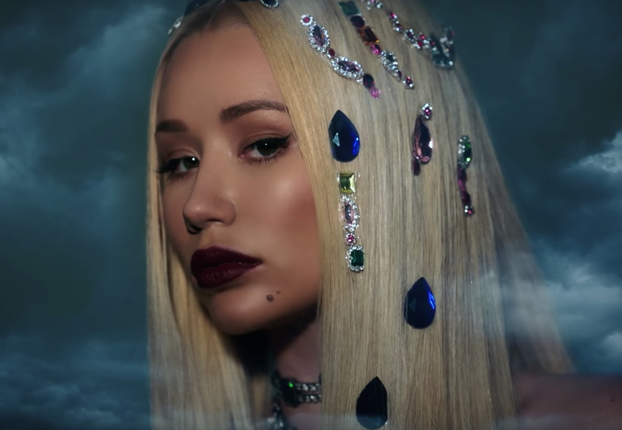 Iggy azalea money come. Iggy Azalea Savior. IGGYAZALEAMUSICVEVO. Азалия песня. Savior клип.