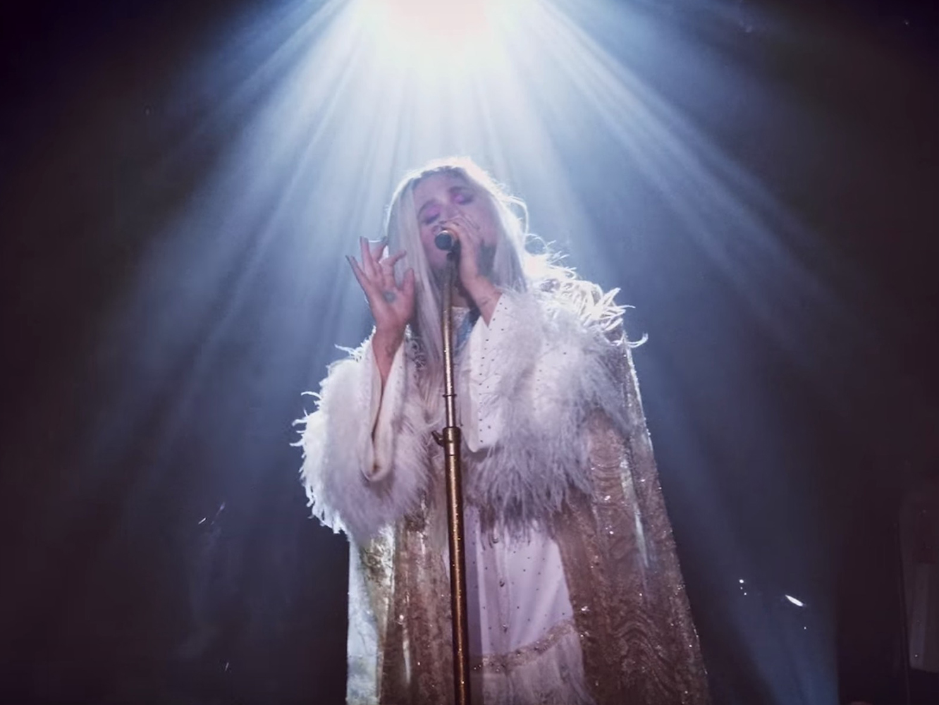  Kesha pospone su gira, cuelga un directo de ‘Praying’, y confirma que la nota alta es el cariño de toda esta gente