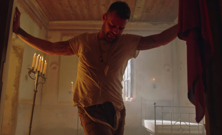  Hay dos cosas que nos han llamado la atención en el vídeo de ‘Fiebre’ de Ricky Martin