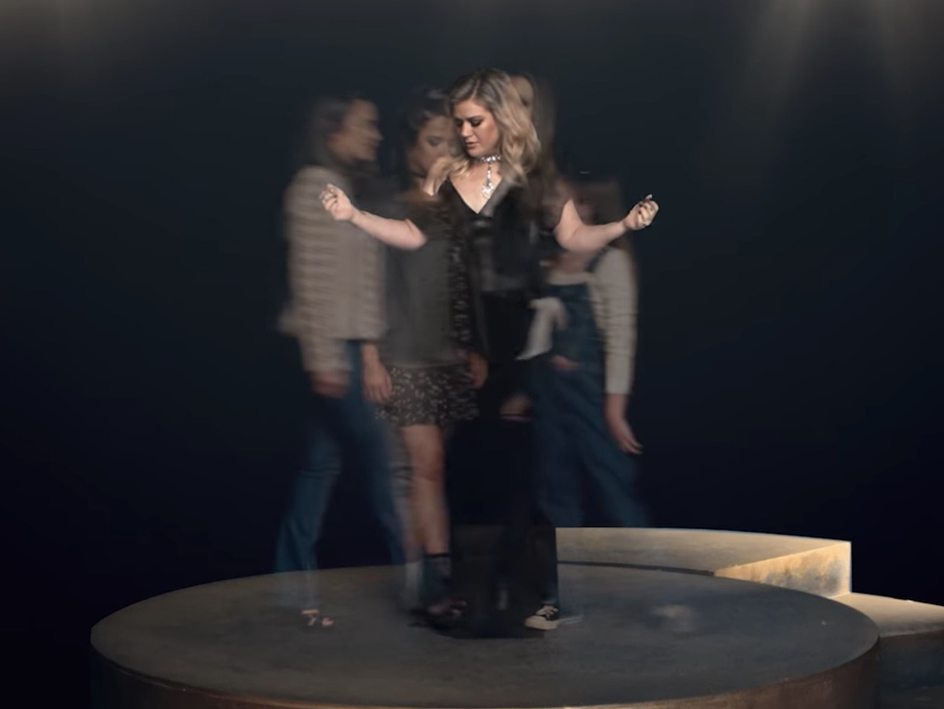  Kelly Clarkson busca un nuevo ‘Piece By Piece’ en su nuevo vídeo
