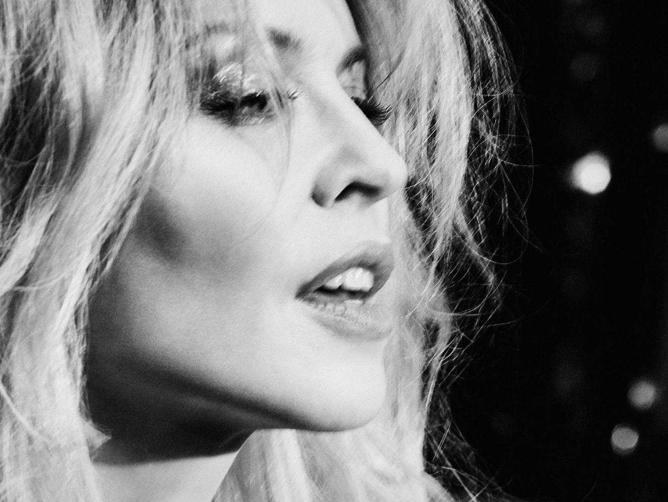  Kylie mezcla disco y country en ‘Raining Glitter’ y estrena vídeo para ‘Stop Me From Falling’