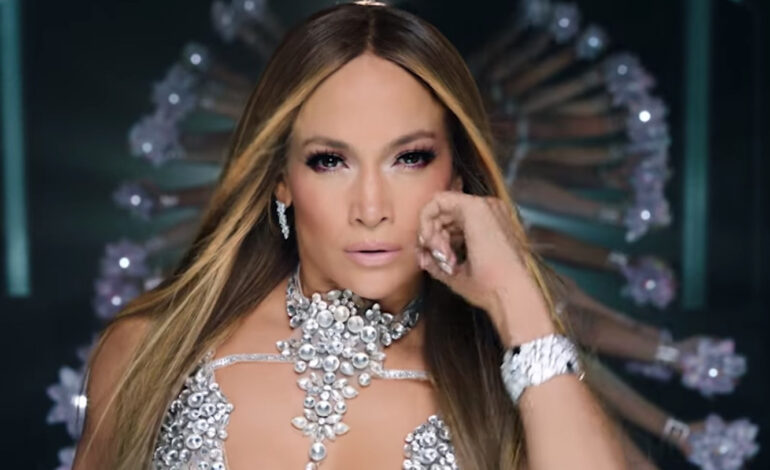  Miguel Ángel Silvestre acompaña a Jennifer Lopez en ‘El Anillo’, un vídeo tan mess como el single