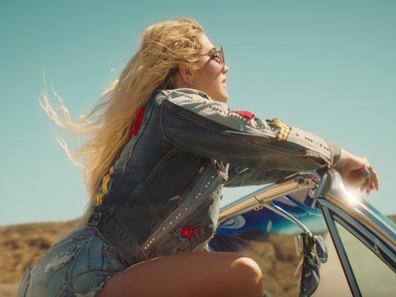  Kesha lanza el vídeo de ‘I Need A Woman’ y celebra el aniversario del matrimonio igualitario en US