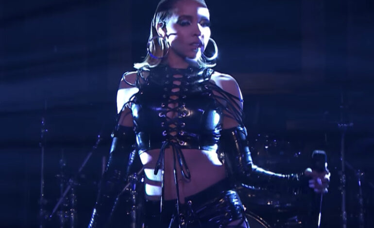  Tinashe desafía las horribles previsiones de ‘Joyride’ actuando en el plató de Jimmy Fallon