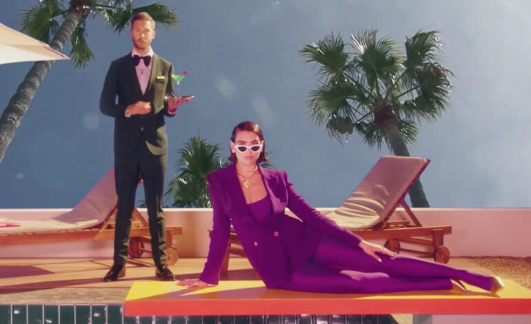  Dua Lipa sigue bastante poco impresionada en el vídeo de ‘One Kiss’, junto a Calvin Harris