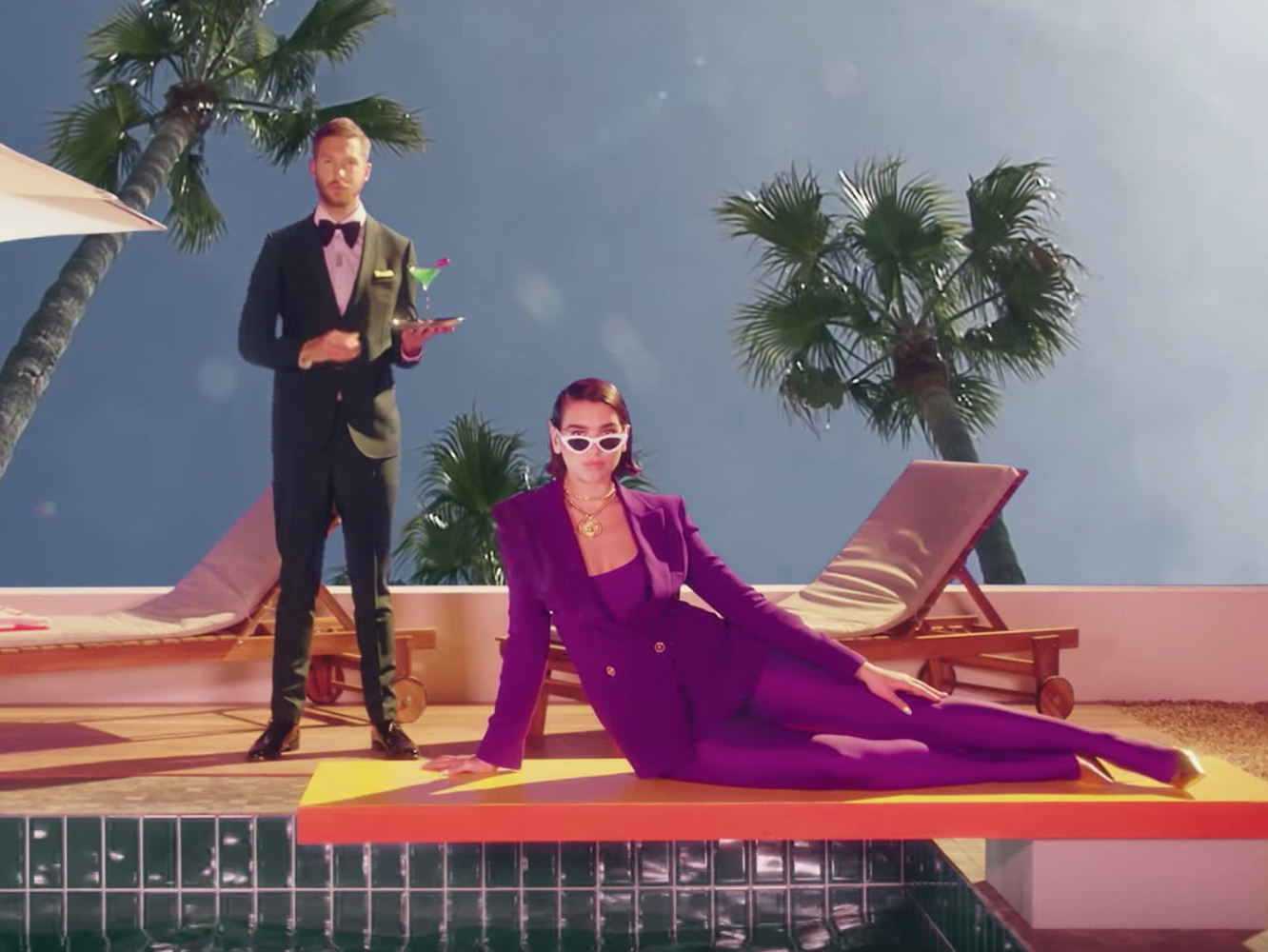  Dua Lipa sigue bastante poco impresionada en el vídeo de ‘One Kiss’, junto a Calvin Harris