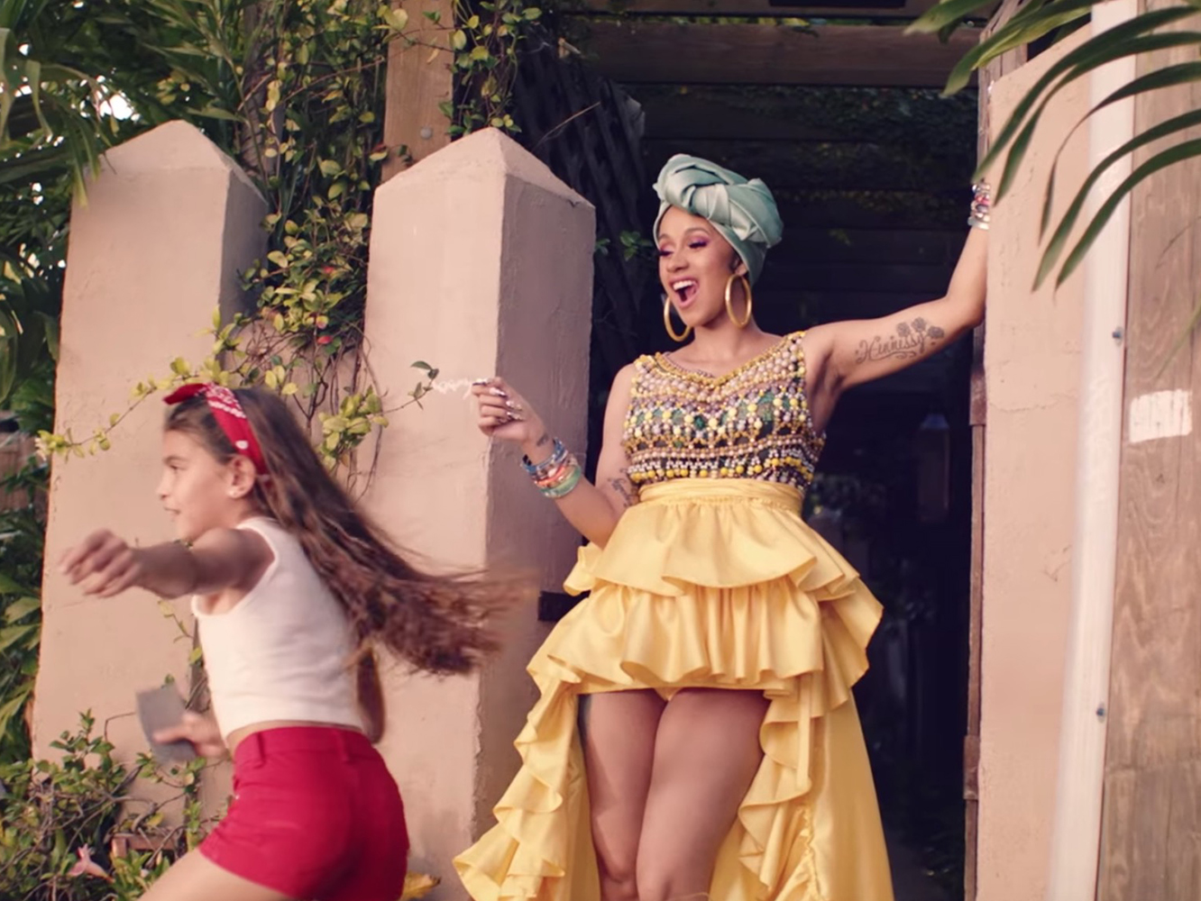  Cardi B saca a pasear sus marrrracas en el vídeo de ‘I Like It’, con J Balvin y Bad Bunny