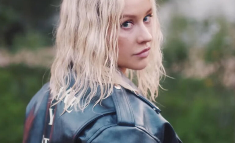  Christina Aguilera se desquita luciendo vocals en ‘Twice’, un baladón oscuro de ‘Liberation’