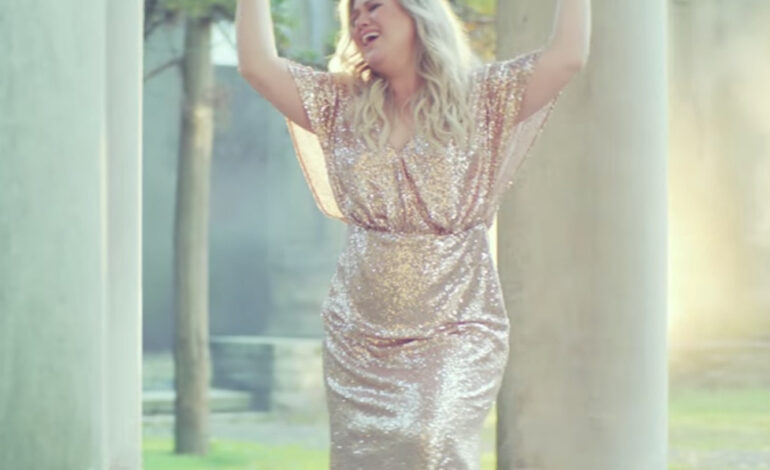  Kelly Clarkson pasa de las sombras a la luz en el vídeo de ‘Meaning Of Life’