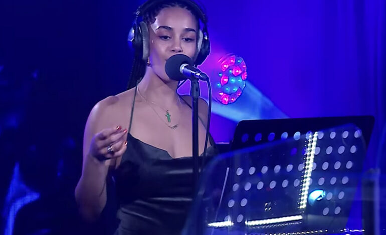  Jorja Smith mezcla a Rihanna con Cardi B y presenta uno de sus temas en el ‘Live Lounge’