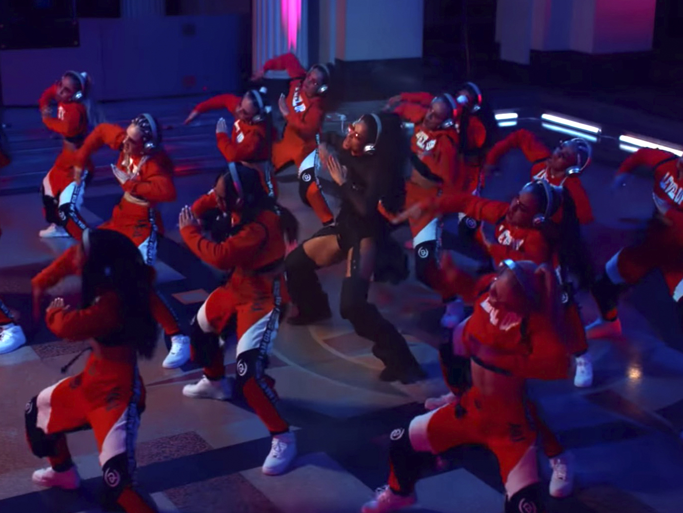  La Reina Del Pop sube de nivel -al menos en lo coreográfico- en su nuevo vídeo, ‘Level Up’