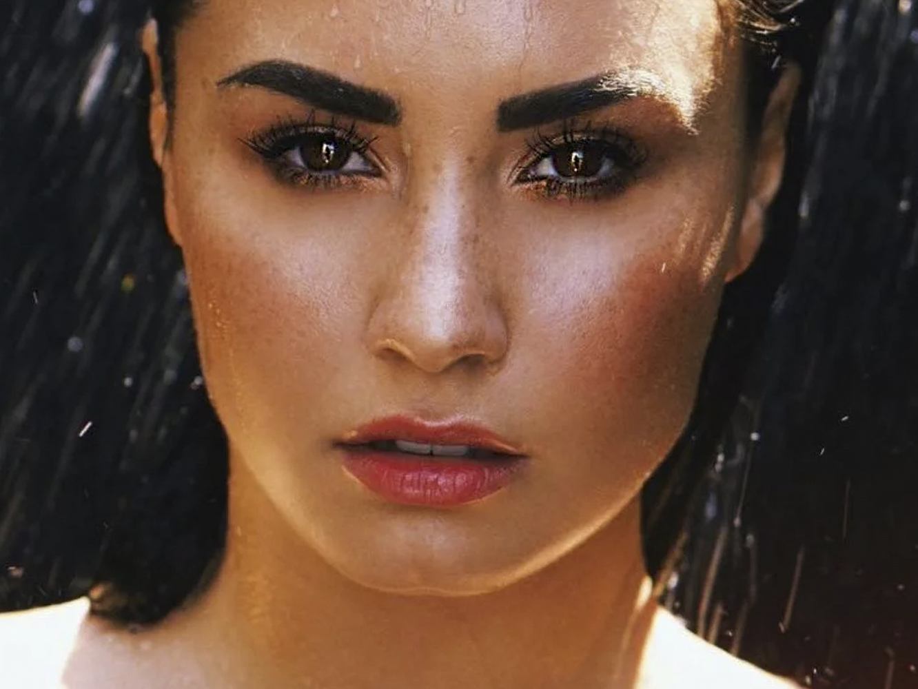  Demi Lovato se queja de estar «solita» en la versión en español de ‘Solo’, con Clean Bandit