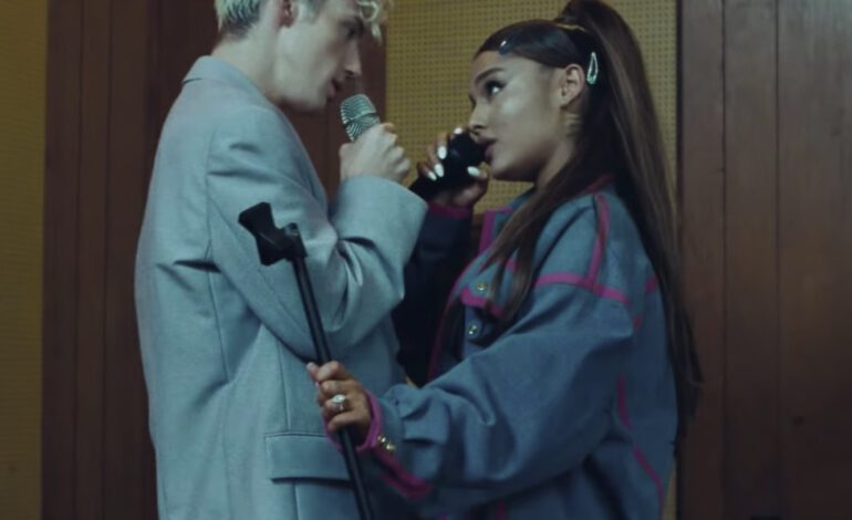  Troye Sivan y Ariana Grande se liberan en el simpático vídeo para ‘Dance To This’