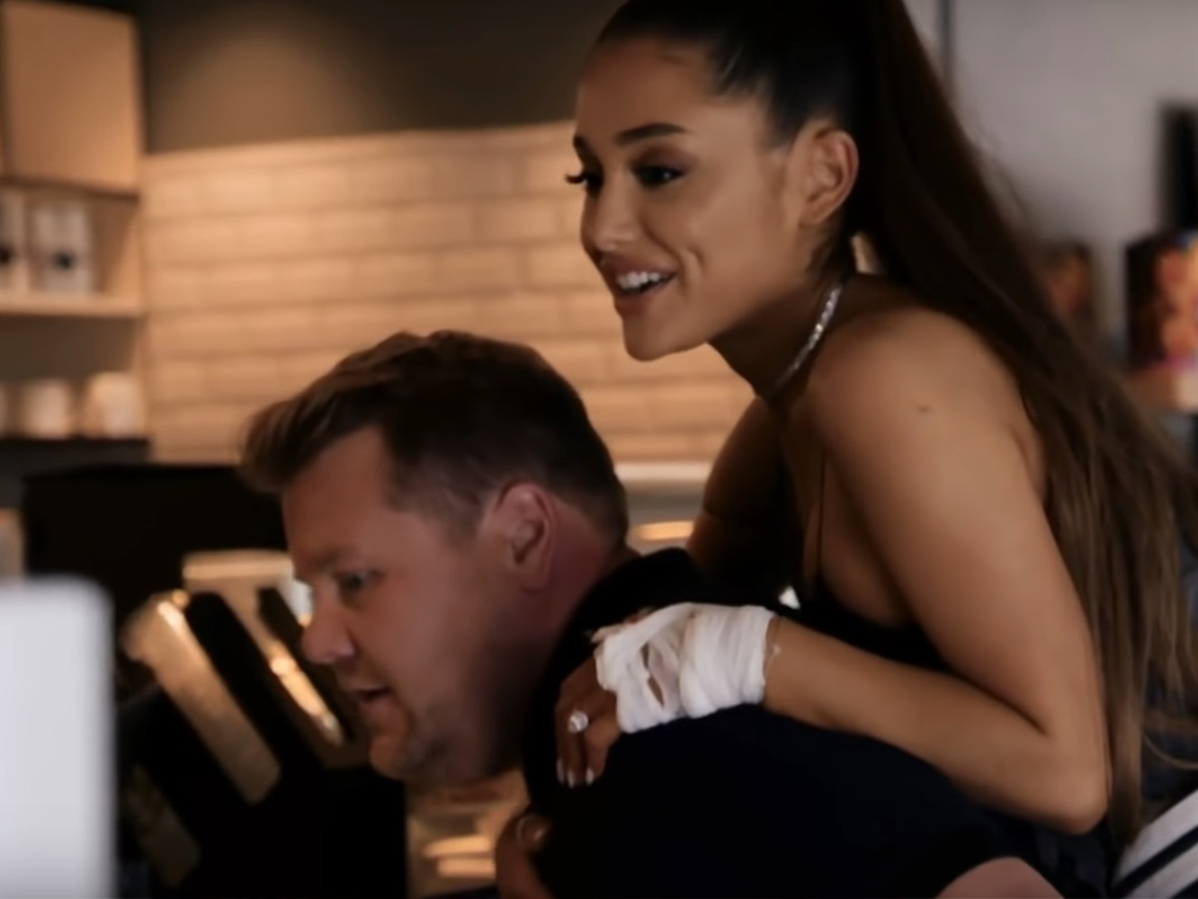  Ariana Grande imita a Celine Dion y se ríe de si misma en su ‘Carpool Karaoke’