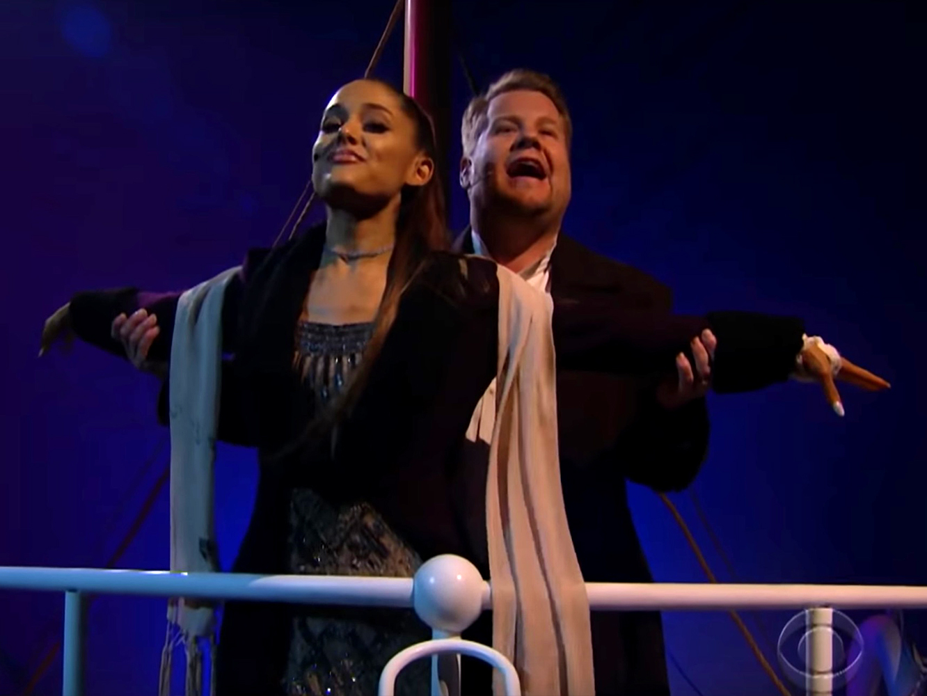  Ariana Grande y James Corden recrean ‘Titanic’ con canciones pop