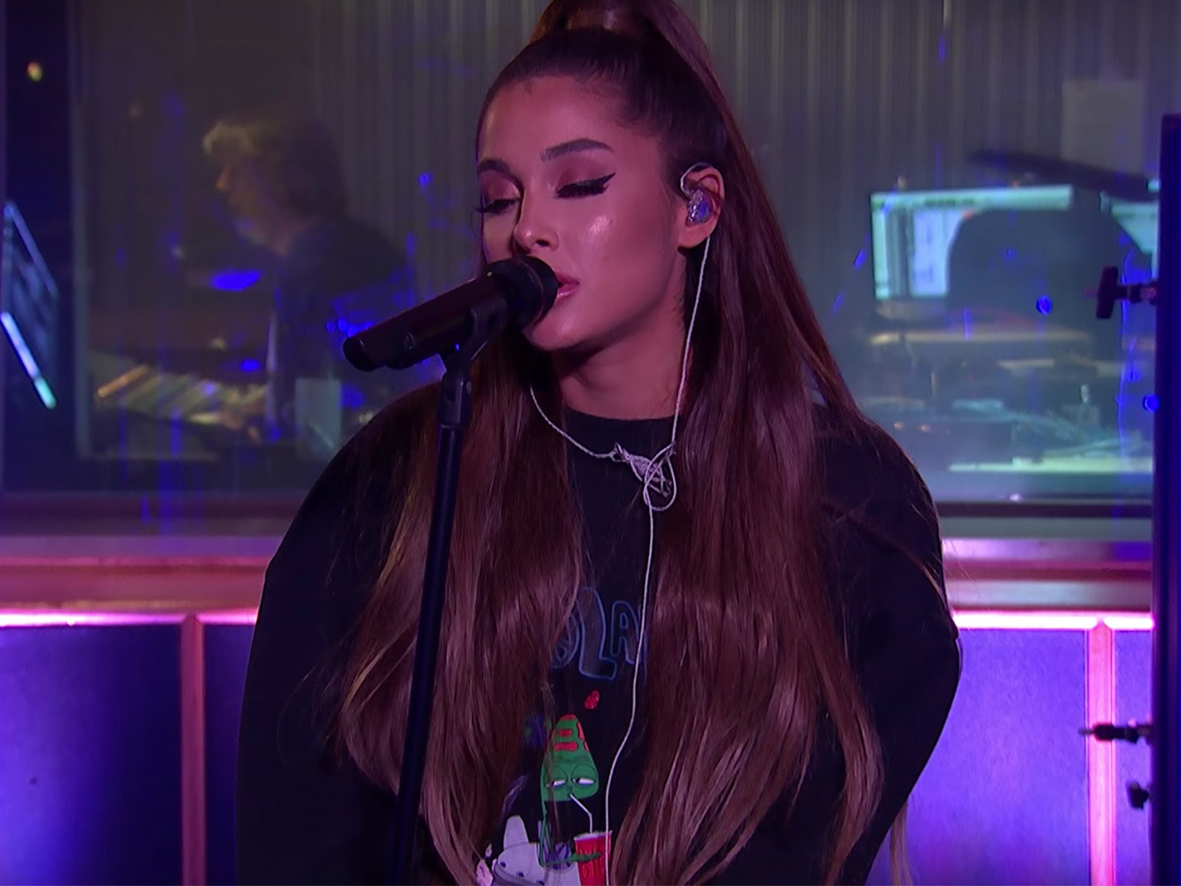  Ariana Grande presenta ‘R.E.M’ y versiona ‘Them Changes’ en el Live Lounge