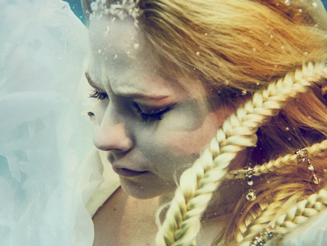  2005 sigue intacto para Avril Hasbeen, que vuelve con el baladón ‘Head Above Water’