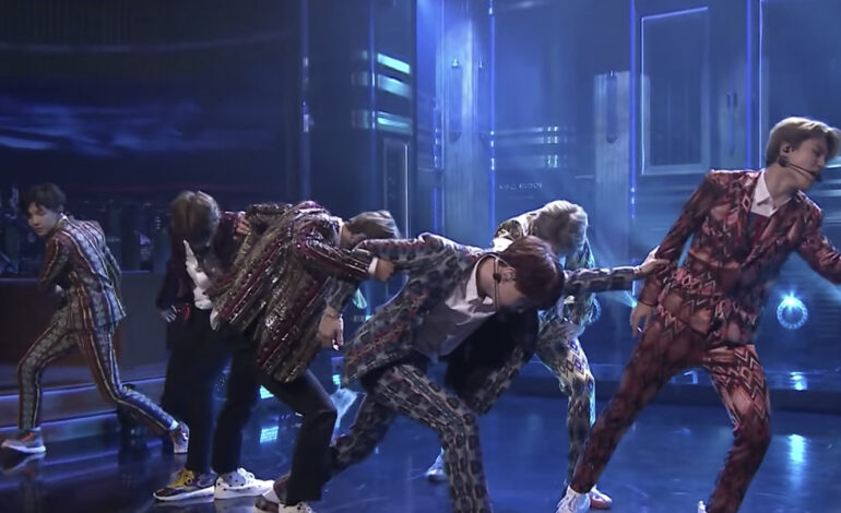  El equipo coreano de natación sincronizada, BTS, actúa con ‘I’m Fine’ y ‘Idol’ en el show de Fallon