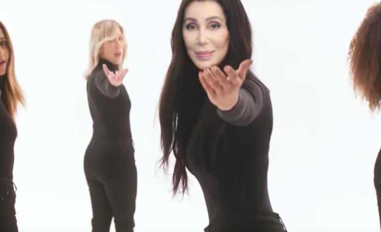  Cher rinde homenaje a ABBA y a todas las mujeres menos una en el vídeo de ‘SOS’