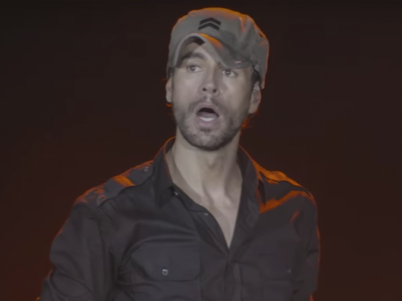  Enrique Iglesias hurga en la herida subiendo ahora un vídeo de su esperpéntico concierto en Santander