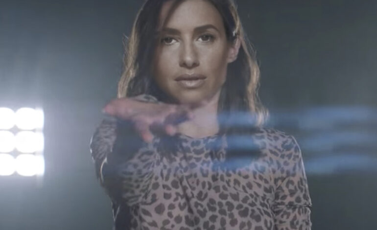  Zahara, entre Lorde y ‘Hannibal’ en el vídeo de ‘Hoy La Bestia Cena En Casa’