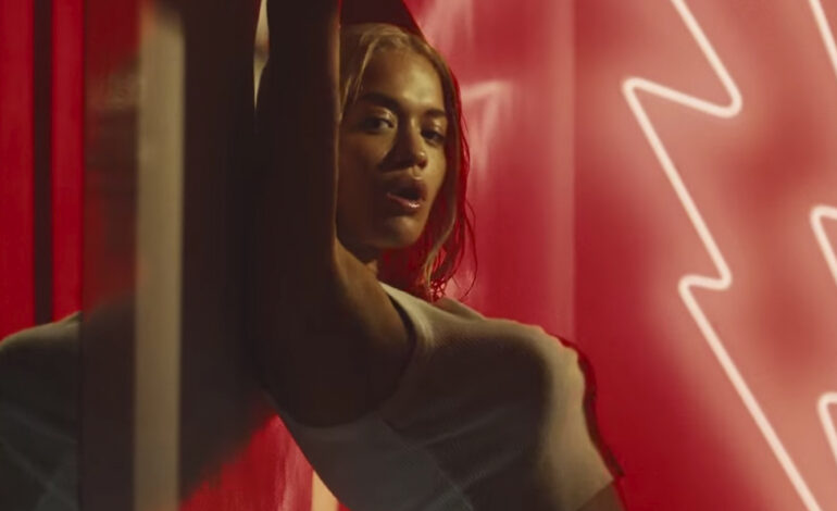  Rita Ora calienta, pero no cocina, en el vídeo de ‘Let You Love Me’