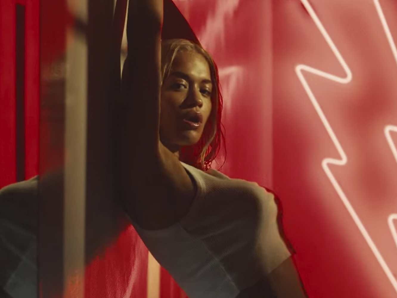  Rita Ora calienta, pero no cocina, en el vídeo de ‘Let You Love Me’