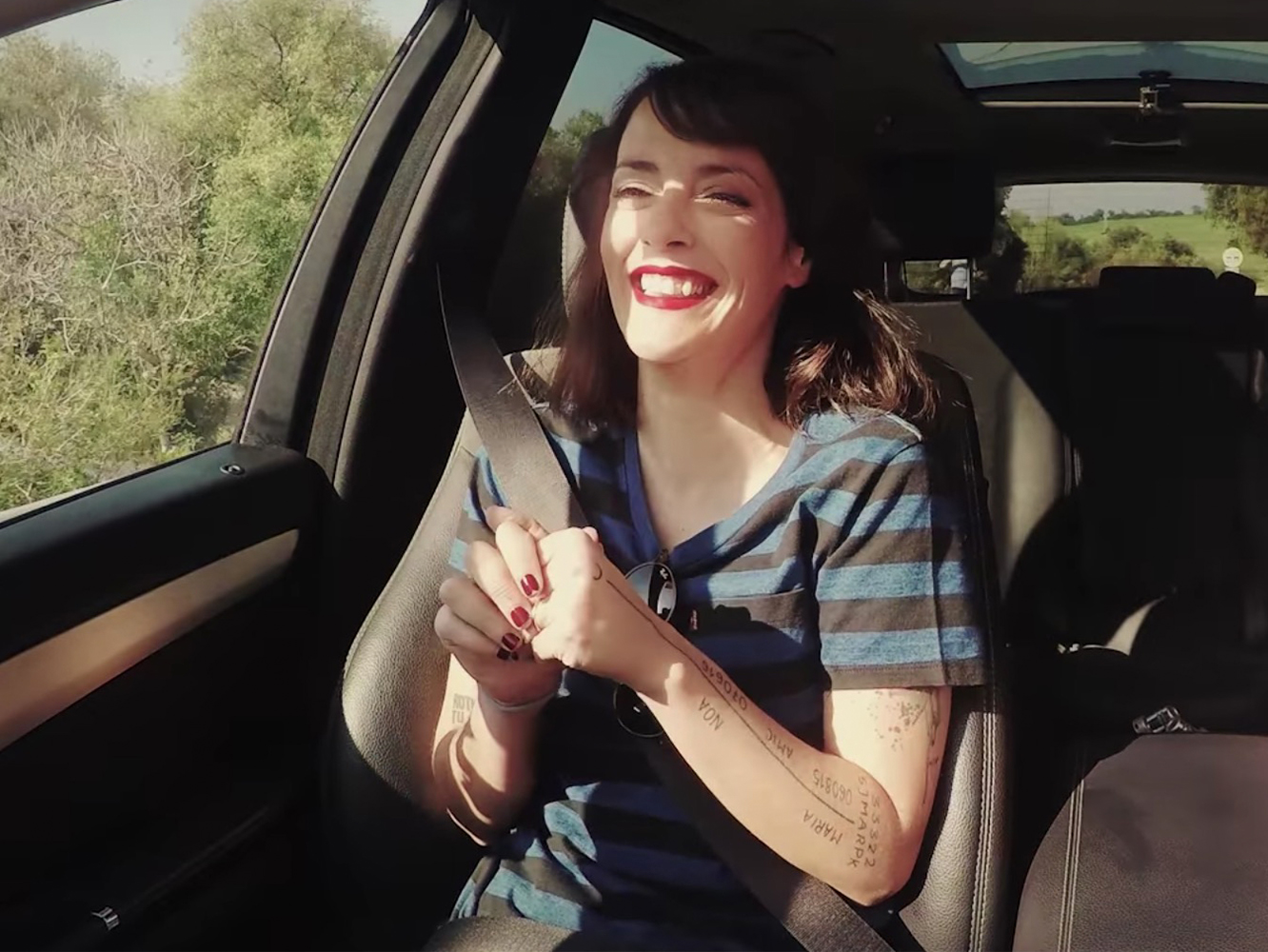  Vega lanza un faux ‘Carpool Karaoke’ con ‘Puedes Ser’ como banda sonora