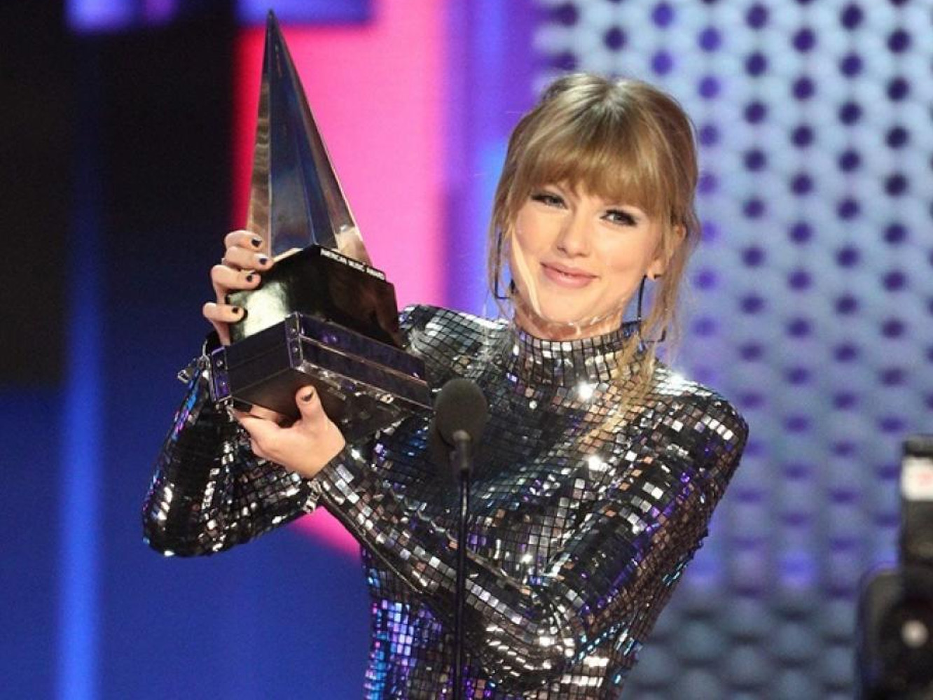  Premios AMA 2018 | Taylor Swift y Camila Cabello se reparten la noche, con algún WTF