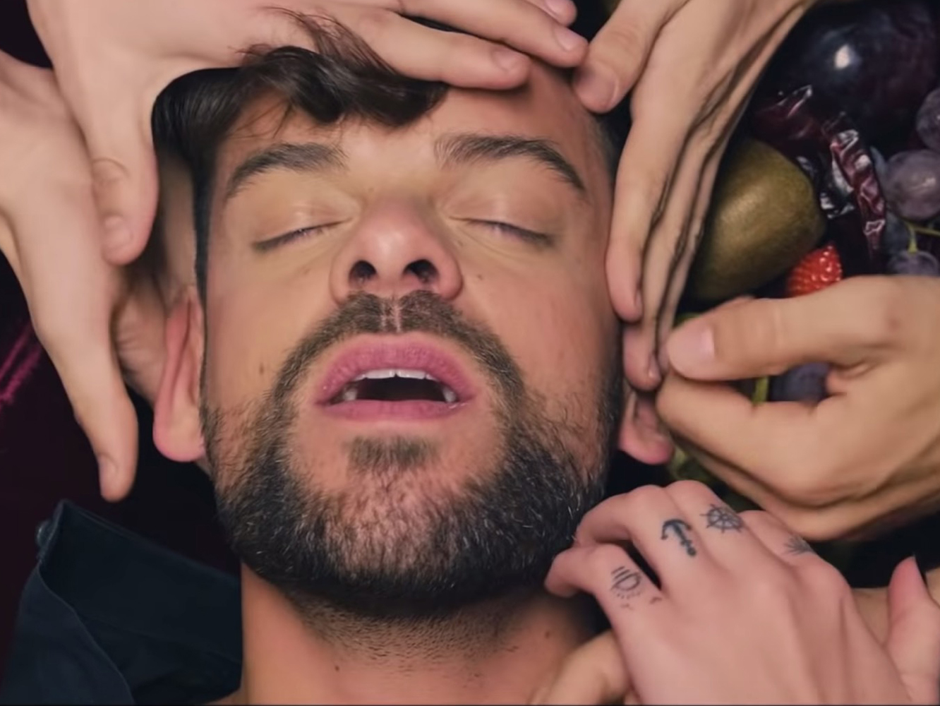  La revolución sexual: Ricky Merino, el Paco Porras de las orgías en el vídeo de ‘Miénteme’