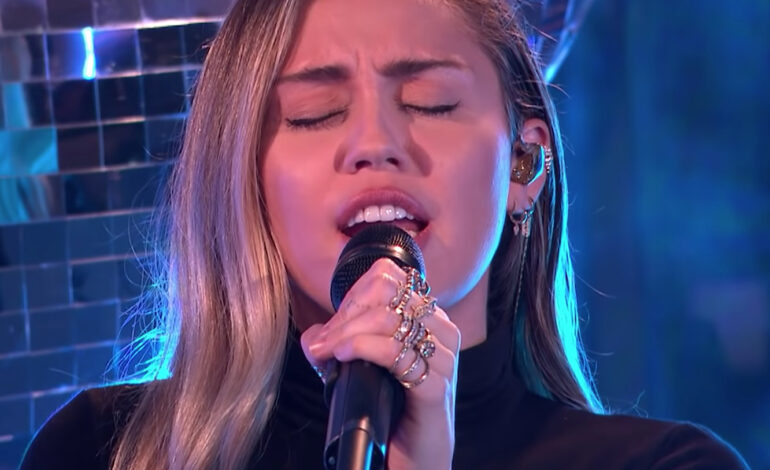  Miley Cyrus y Mark Ronson bordan ‘Nothing Breaks Like A Heart’ y ‘No Tears Left To Cry’