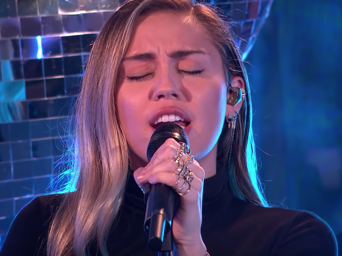  Miley Cyrus y Mark Ronson bordan ‘Nothing Breaks Like A Heart’ y ‘No Tears Left To Cry’