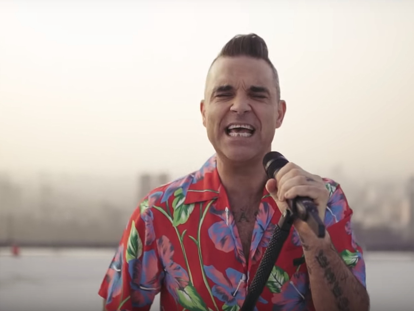  Robbie Williams anuncia nuevo mixtape y lanza ‘I Just Want People To Like Me’ como adelanto