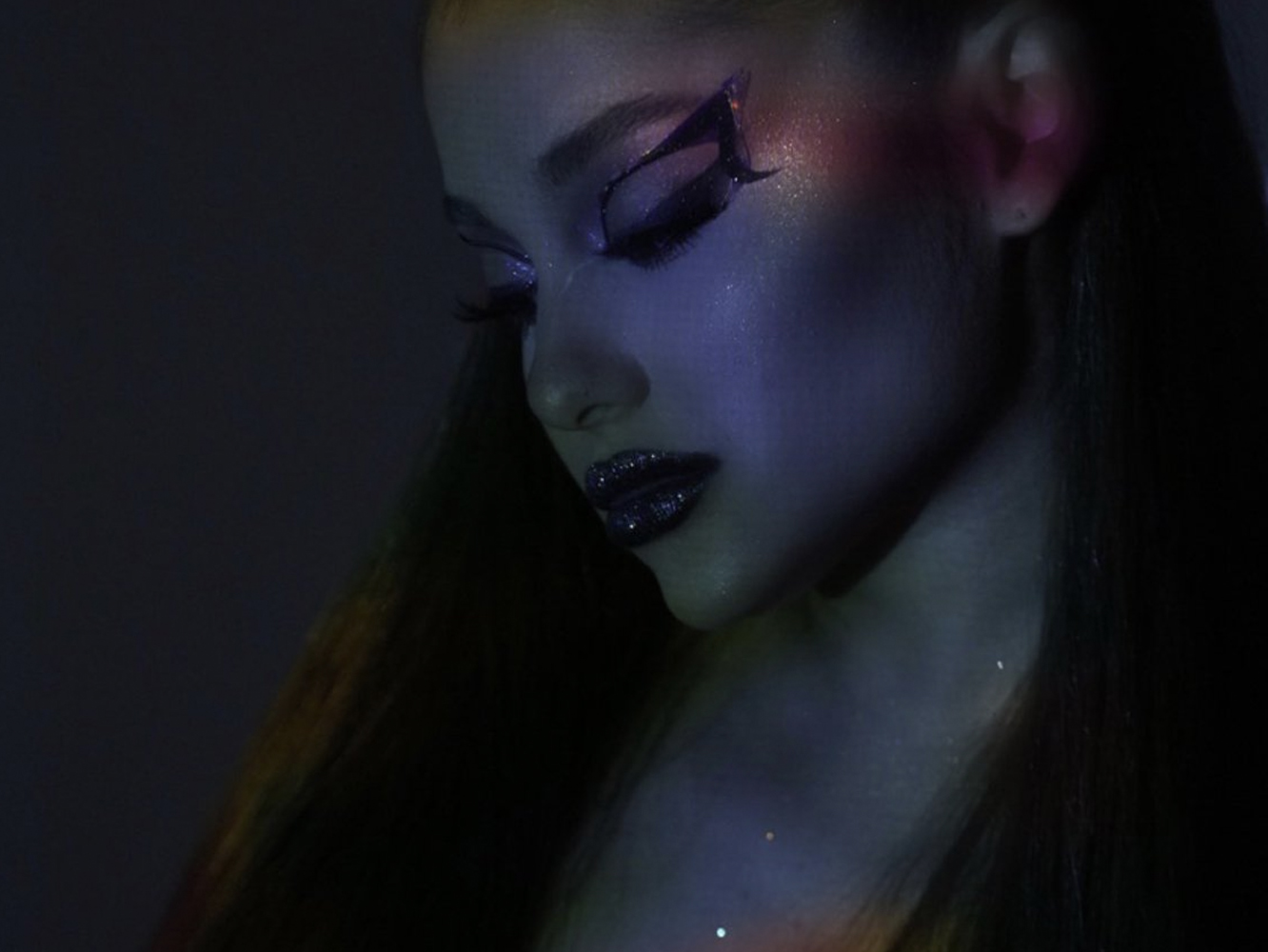  Ariana Grande lanza varios adelantos de su nuevo single, ‘7 Rings’