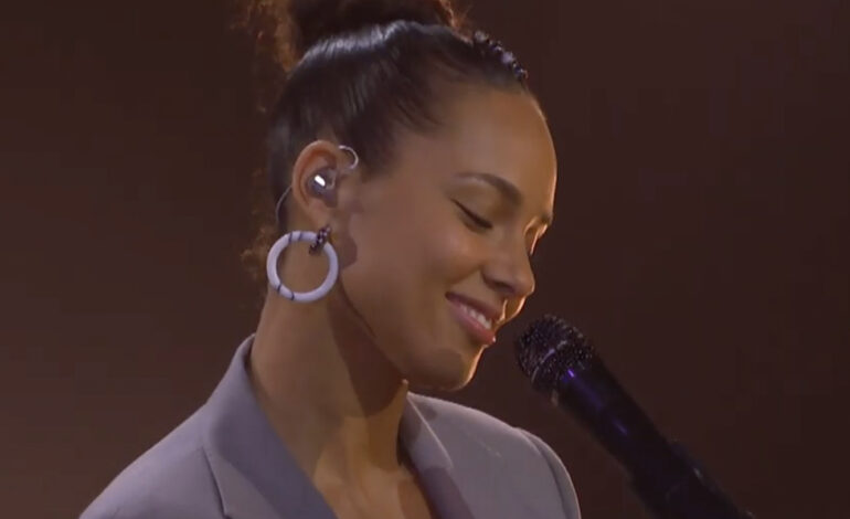  Alicia Keys y James Corden parodian ‘Shallow’ para presentarla como maestra de ceremonias en la gala
