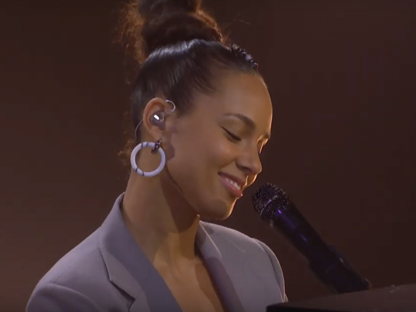  Alicia Keys y James Corden parodian ‘Shallow’ para presentarla como maestra de ceremonias en la gala