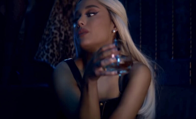  Ariana Grande carga contra los Grammy, publica el álbum y el vídeo de ‘Break Up With Your Girlfriend, I’m Bored’