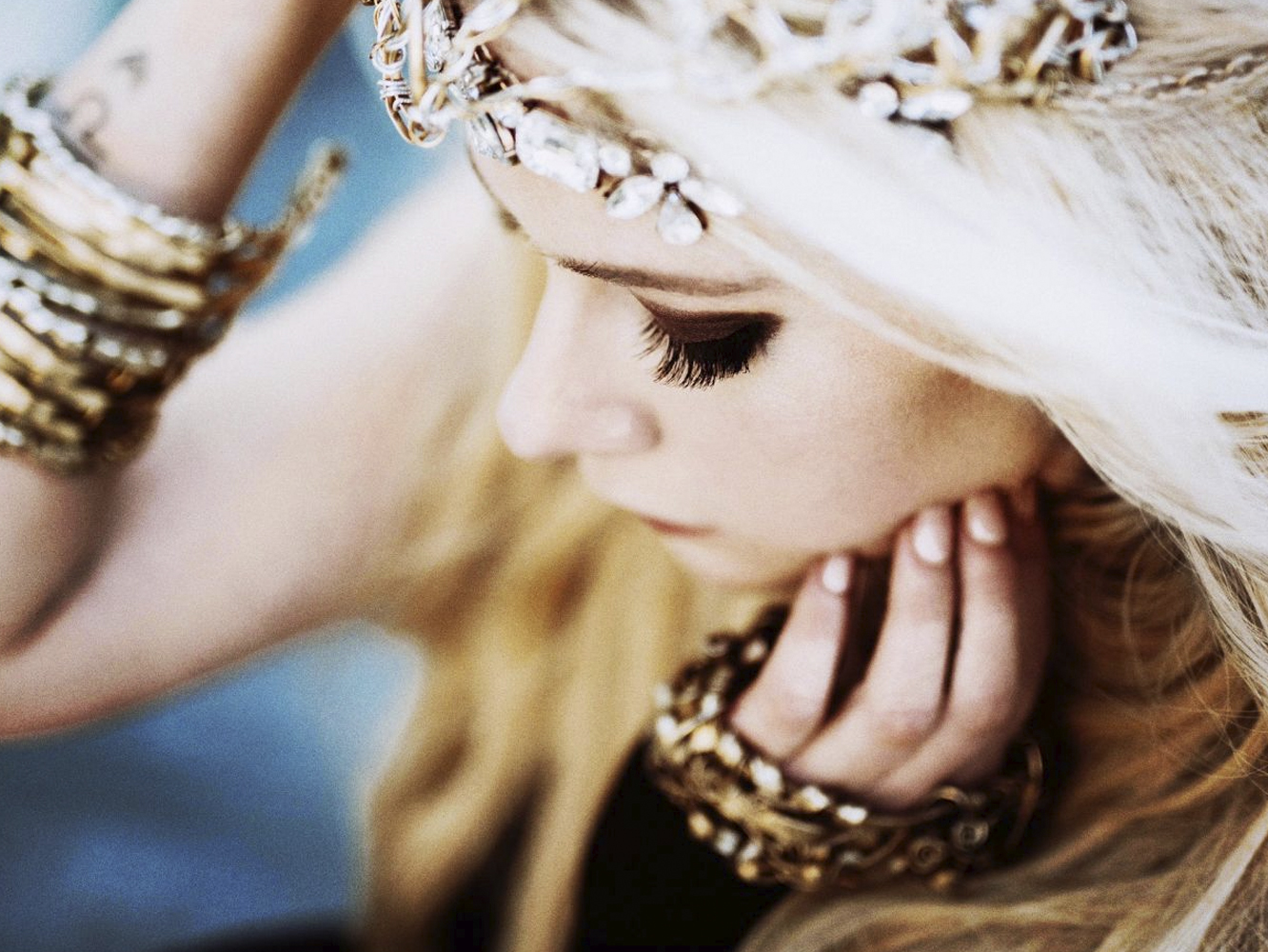  Avril Hasbeen intenta marcarse un bop con ‘Dumb Blonde’, junto a una Nicki Minaj de oferta
