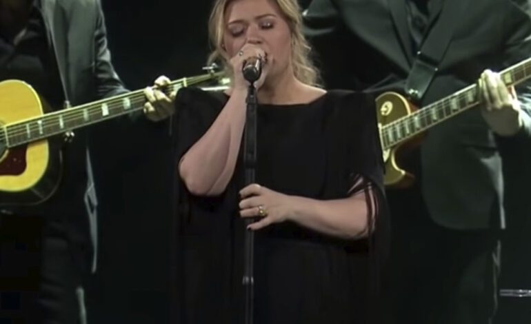  Kelly Clarkson también versiona ‘Shallow’ de Lady Gaga en su último tour