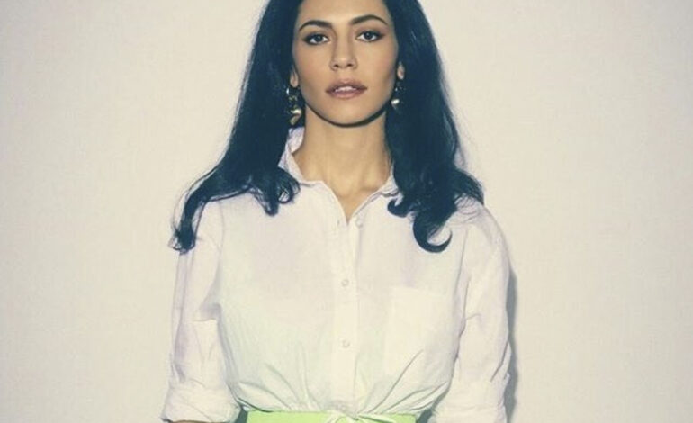  Giro argumental: Marina anuncia doble álbum, ‘Love + Fear’, y publica sus portadas