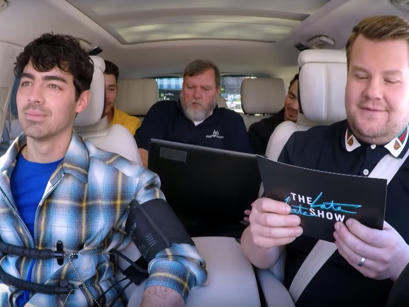  Jonas Brothers en el ‘Carpool Karaoke’: la ruptura de la banda, anillos de pureza y una máquina de la verdad