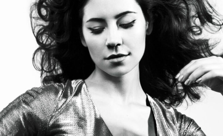  ¡Electro-melodrama! El remix de ‘Handmade Heaven’ de Marina hace que movamos nuestro ochentero culo