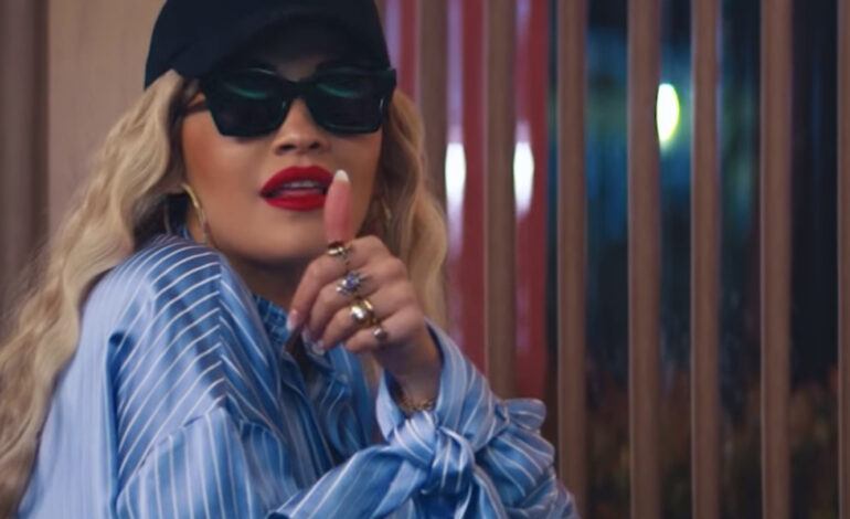  Rita Ora es mocatriz en las dos vidas en un instante del vídeo de ‘Only Want You’