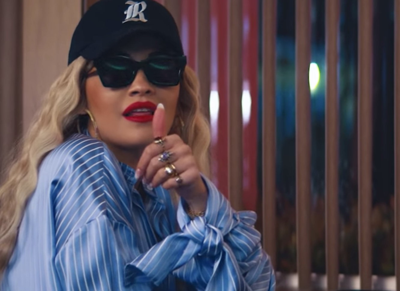  Rita Ora es mocatriz en las dos vidas en un instante del vídeo de ‘Only Want You’