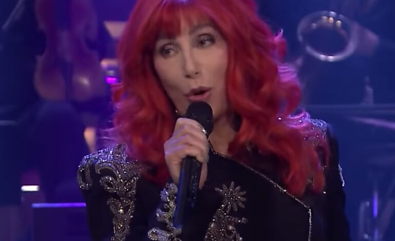  Cher canta ‘If I Could Turn Back Time’ y ‘I Got You Babe’ con el cast de ‘The Cher Show’