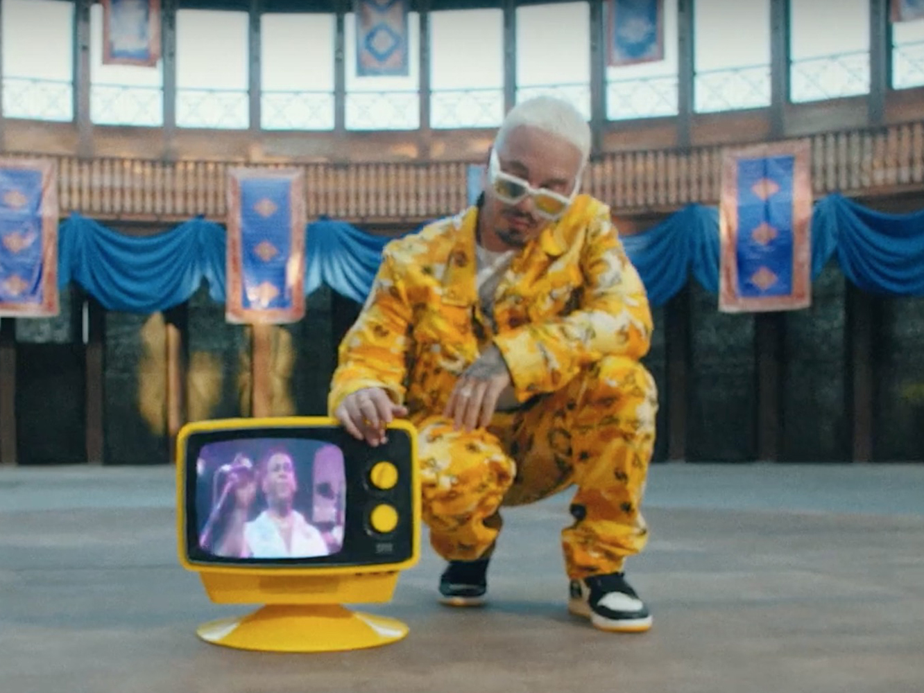 J Balvin transforma ‘La Rebelión’ en himno colorista, aunque llega envuelto en polémica