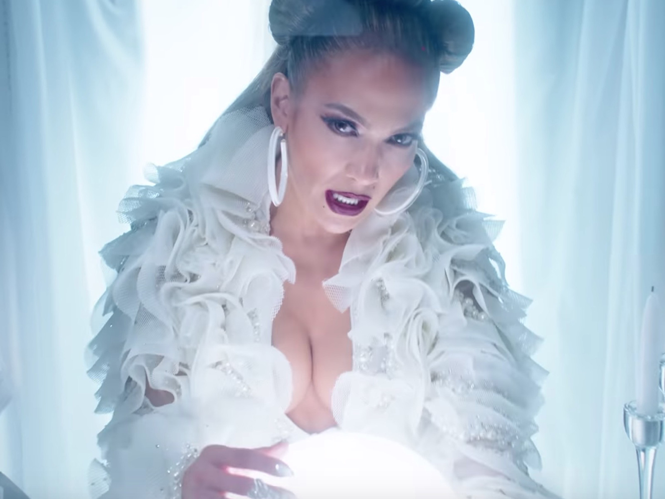  El mundo entero es la mujer barbuda en el vídeo de ‘Medicine’ de Jennifer Lopez