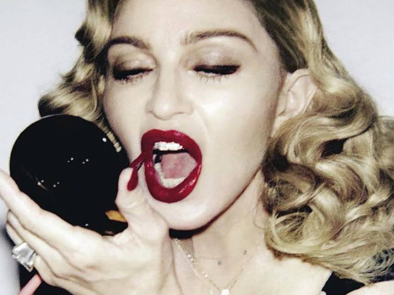  Madonna cuelga un adelanto del vídeo de ‘Medellín’, todo un fiasco en streams