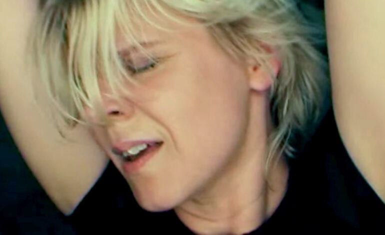  Las aventuras de Robyn en Ibiza para el vídeo de ‘Between The Lines’