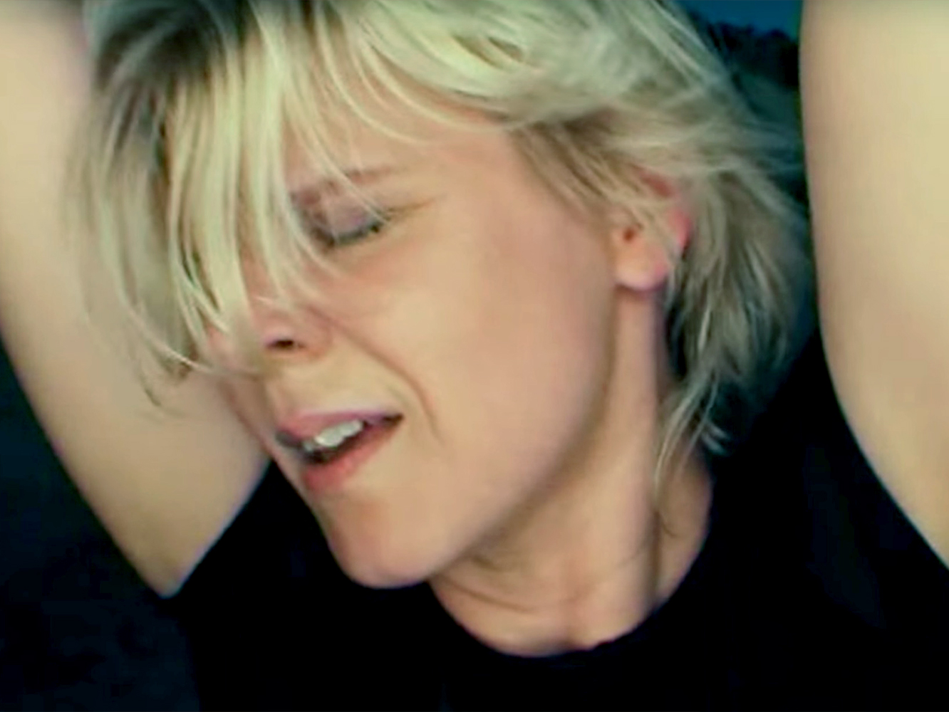  Las aventuras de Robyn en Ibiza para el vídeo de ‘Between The Lines’